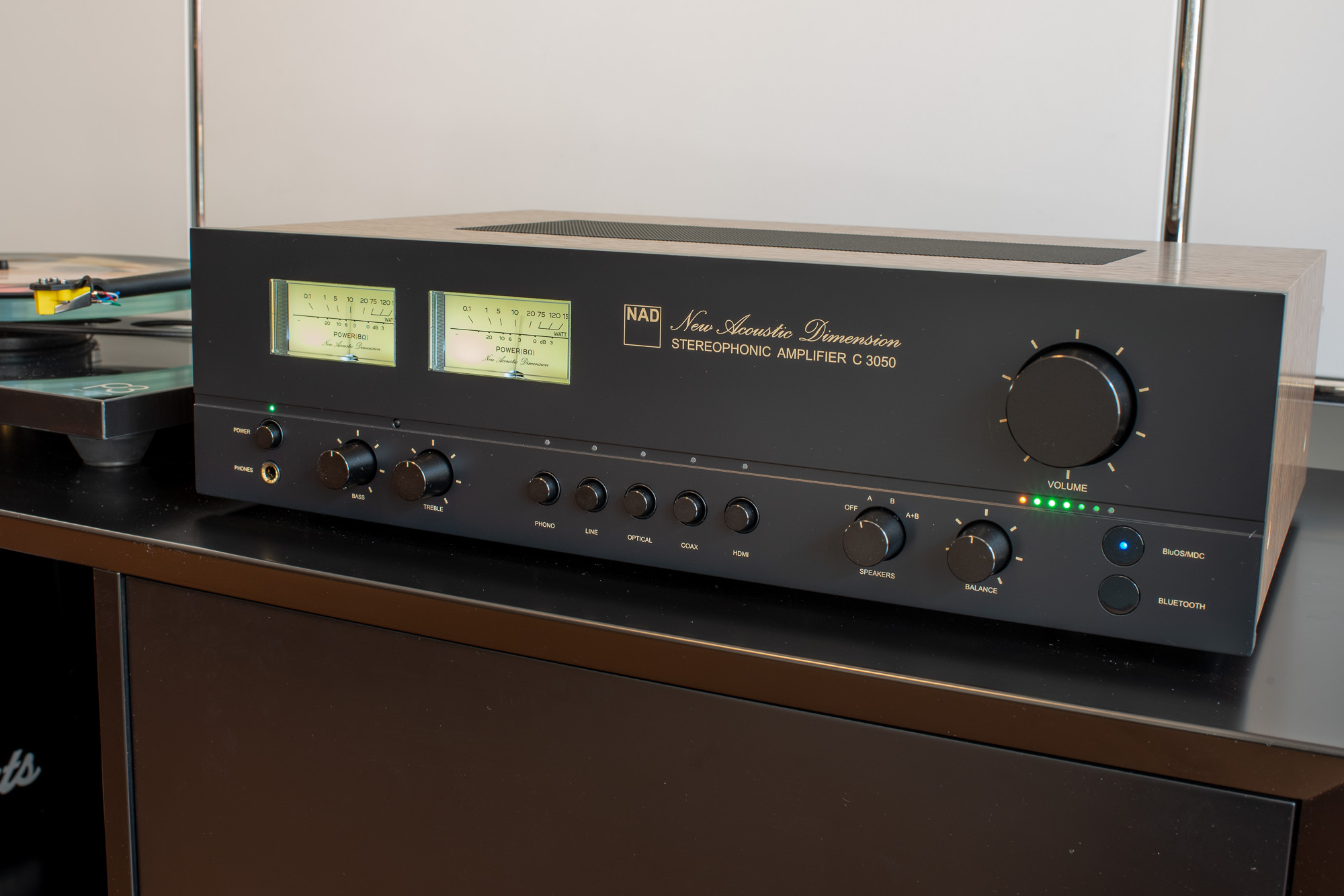 NAD C 3050 Verstärker mit optionalem BluOS Streaming