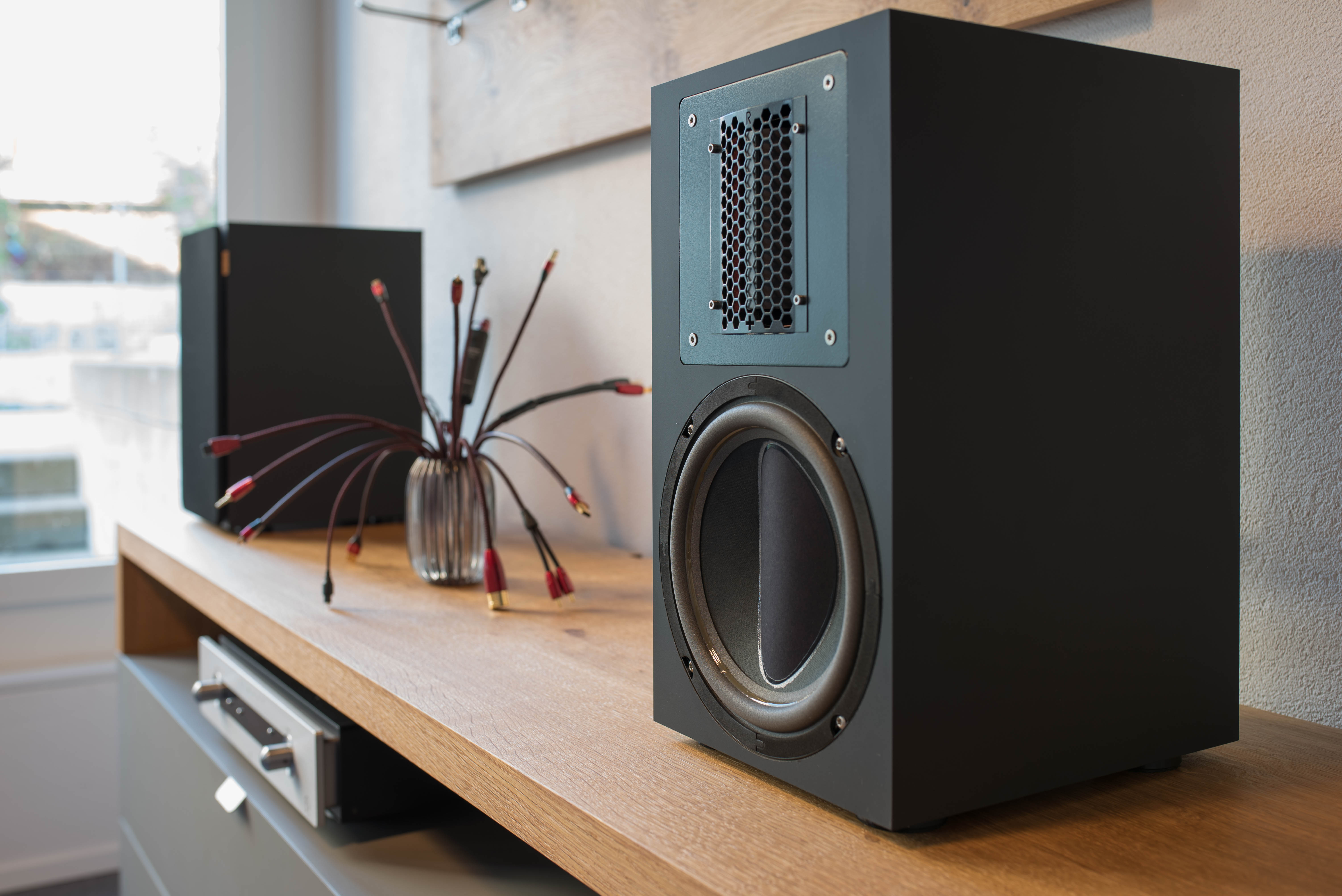 Alternatives Anlage-Konzept mit Regal-Lautsprechern Swiss HD Solo 6